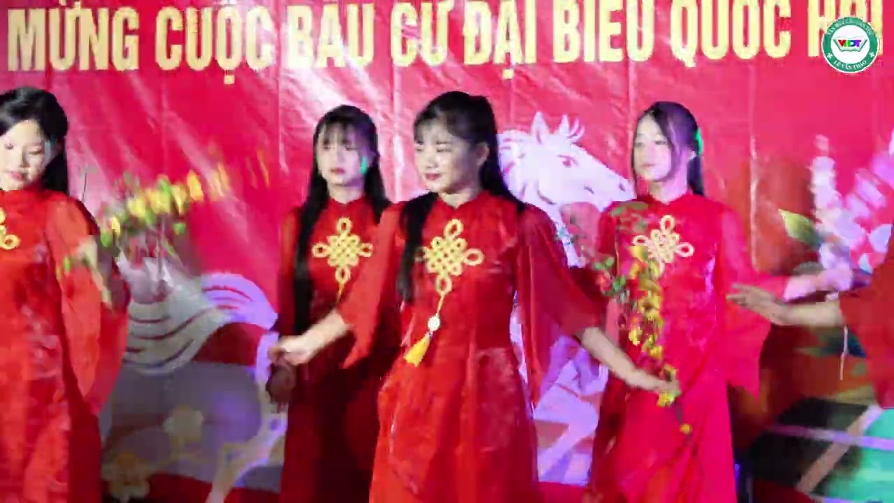 Ngày xuân long phụng xum vầy