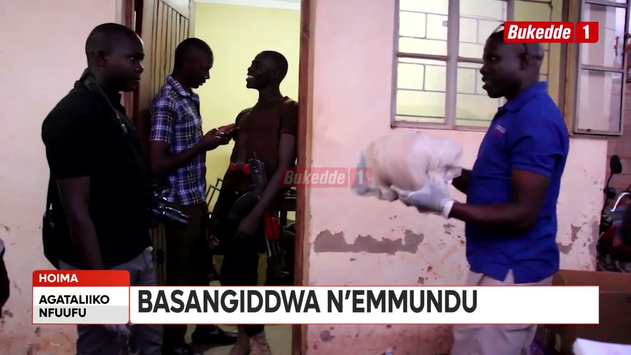 Agataliikonfuufu Poliisi ekutte basatu abasangiddwa n’emmundu nga bagiyingiza mu woodi y’eddwaliro