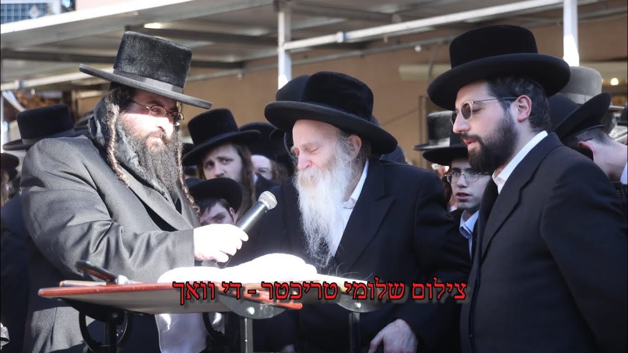 R’ Yitzchok Meir Morgenstern Being Maspid at The Levaya of His Brother R’ Avrum Shimon Morgenstern