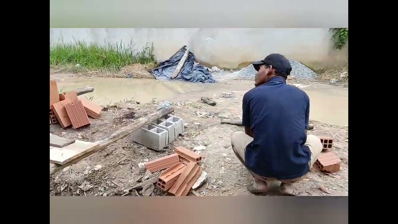continuação do muro 🧱 e, muita poça de lama meu povo+parquinho Aqui no meu bairro 🎠🎡🎢