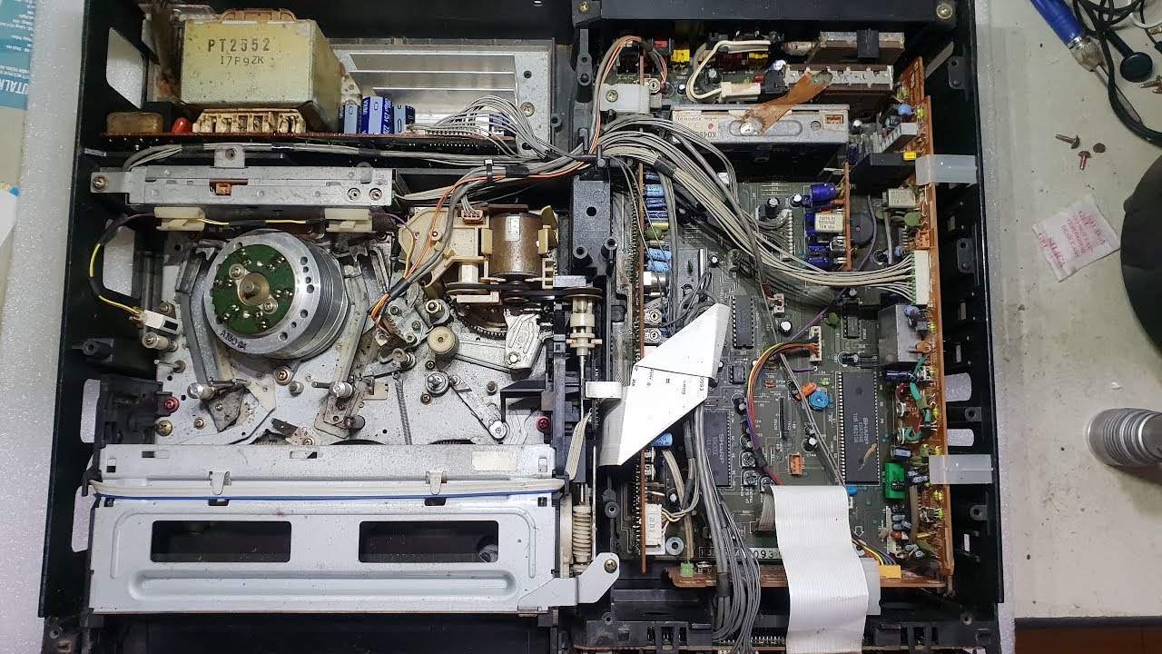 Khám phá bên trong đầu video cổ VHS