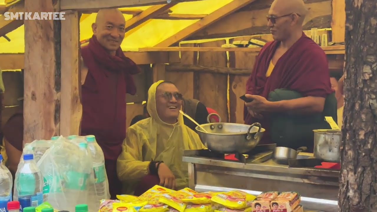 སེ་ར་སྨད་ཚ་བ་སྐྱབས་རྗེ་འོད་ཟེར་རིན་པོ་ཆེ་སྐུ་འཁོར་དང་བཅས་པ་བག་ཡངས་དང་གནས་གཟིགས་ལ་ཕེབས་བཞིན་པ།