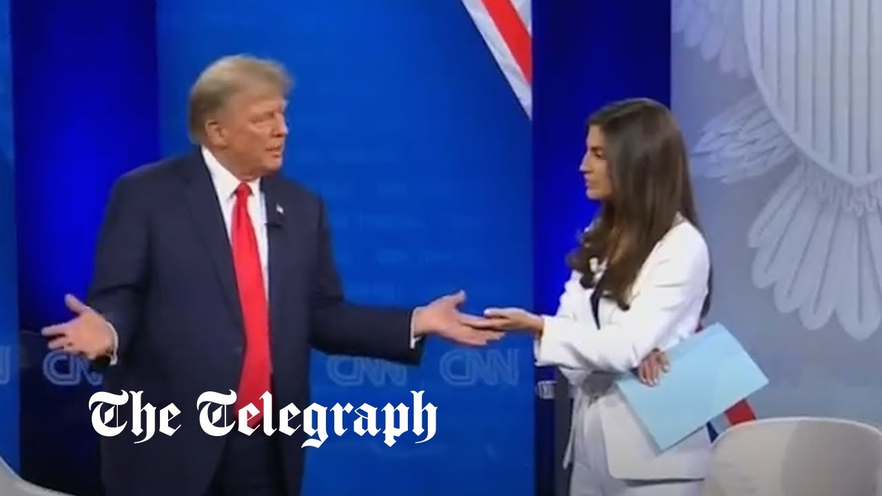 Дональд Трамп был встречен аплодисментами публики после того, как назвал ведущего «отвратительным...