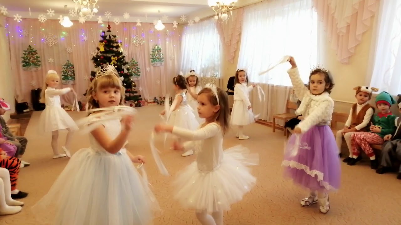 Новорічний танець зі стрічками