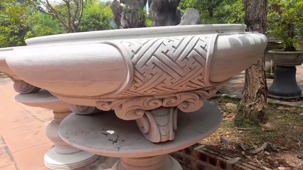 nghệ nhân làm chậu không khuôn đắp bằng tay tại Hiệp Hòa Bắc Giang.
