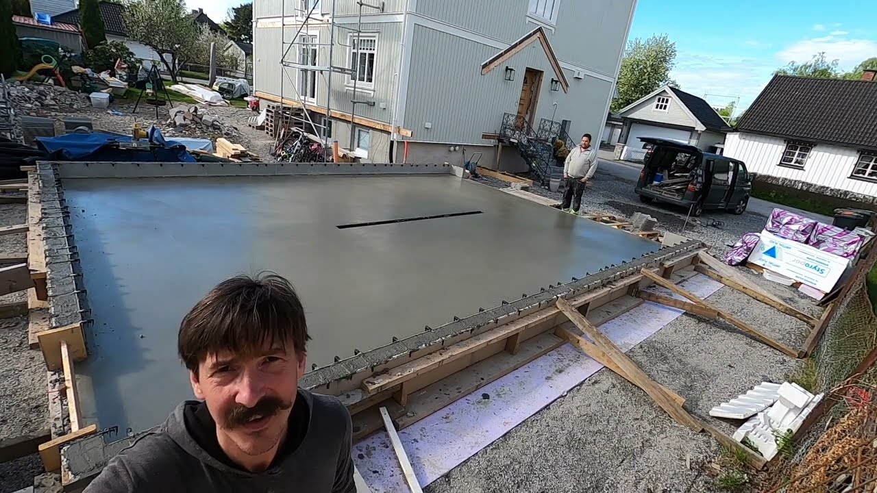 48 kvadrat Garasje gulv med Aco renne og Jackon garasje elementer. Langen på oppdrag i Hønefoss 2022