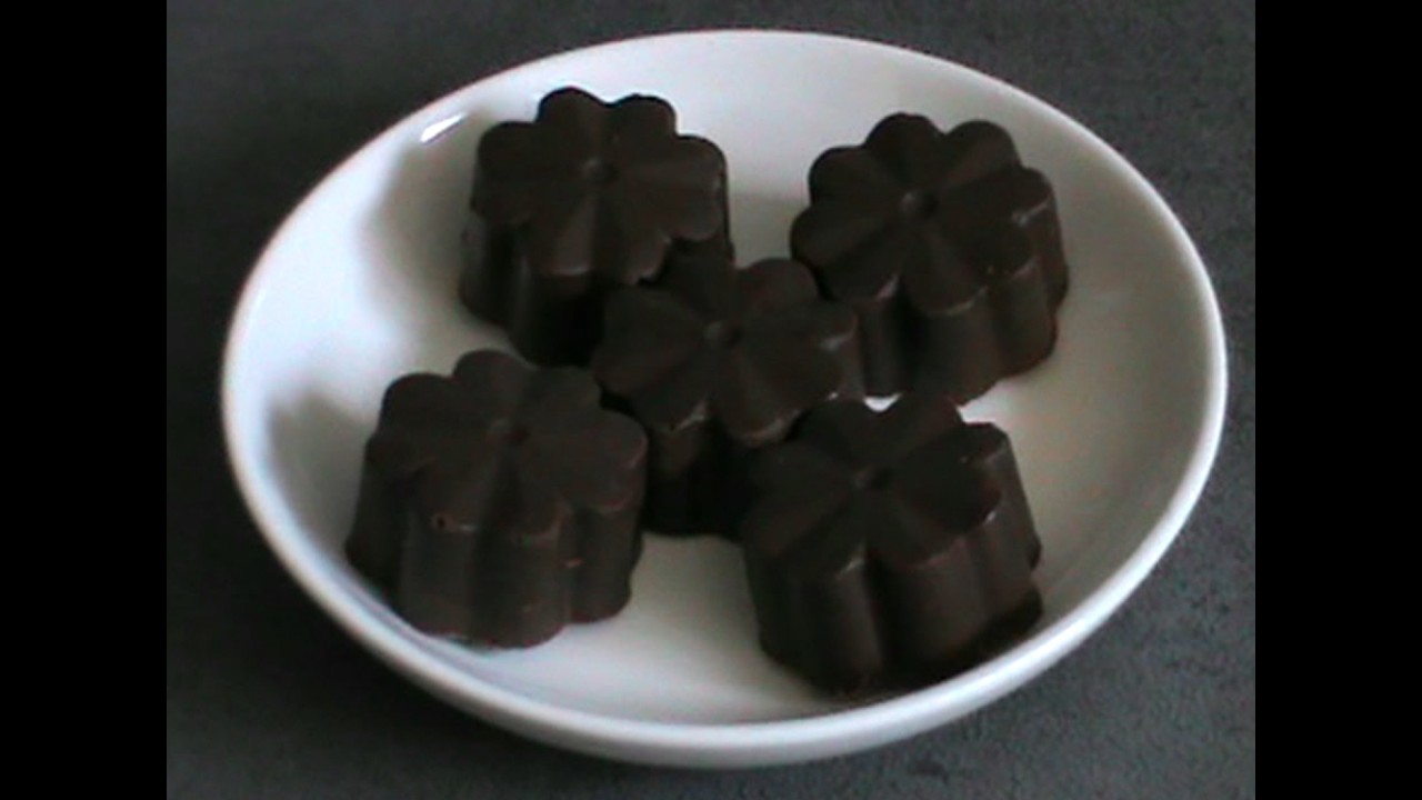 Bombones rellenos de crema de pistacho en moldes de silicona