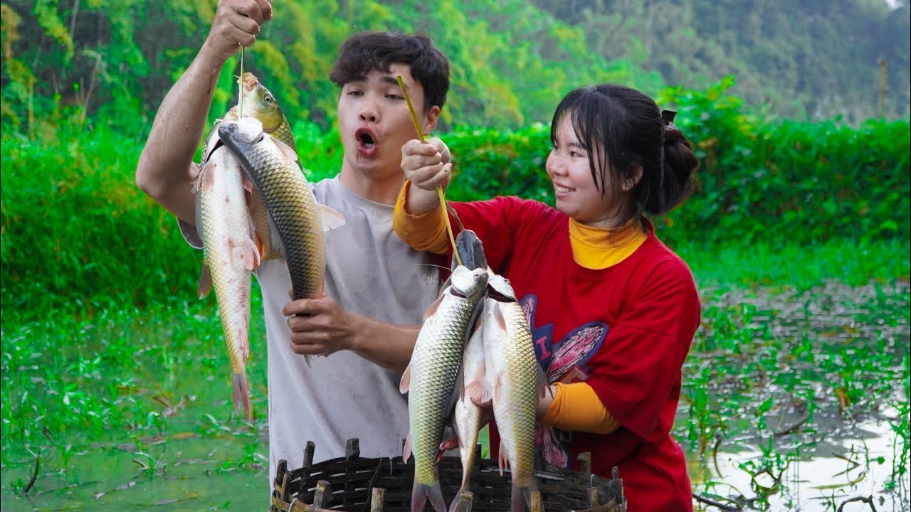 Mr. Chung and Tieu Nuong harvested a bountiful catch of fish from their pond and made smoked fish.