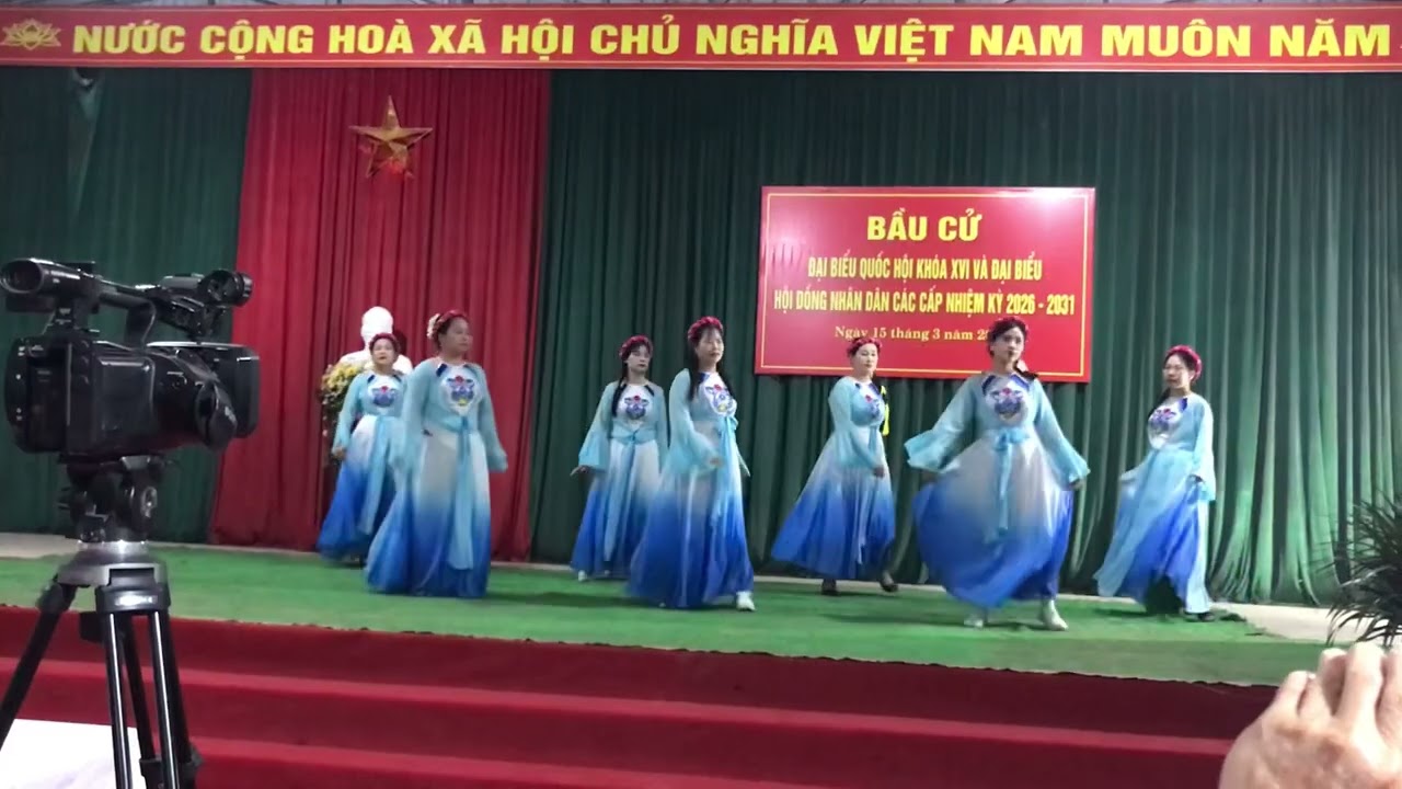 Gửi về quan họ Biểu diễn phụ nữ xóm quận 5 xã đại phúc￼