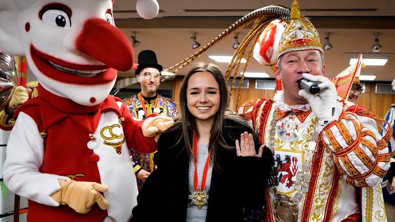 Prinz Andreas I. und Venetia Evelyn besuchen Schulen