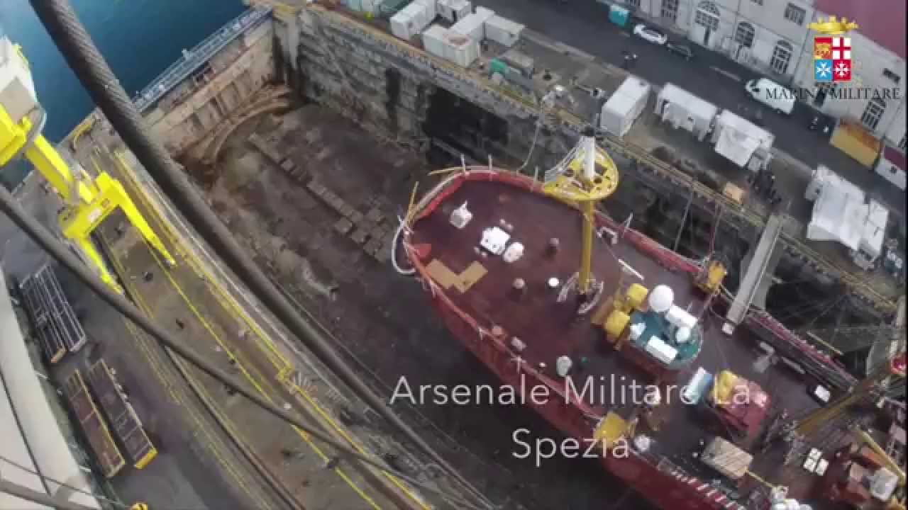 Guardate lo spettacolare imbarco del grosso motore elettrico principale del veliero #AmerigoVespucci