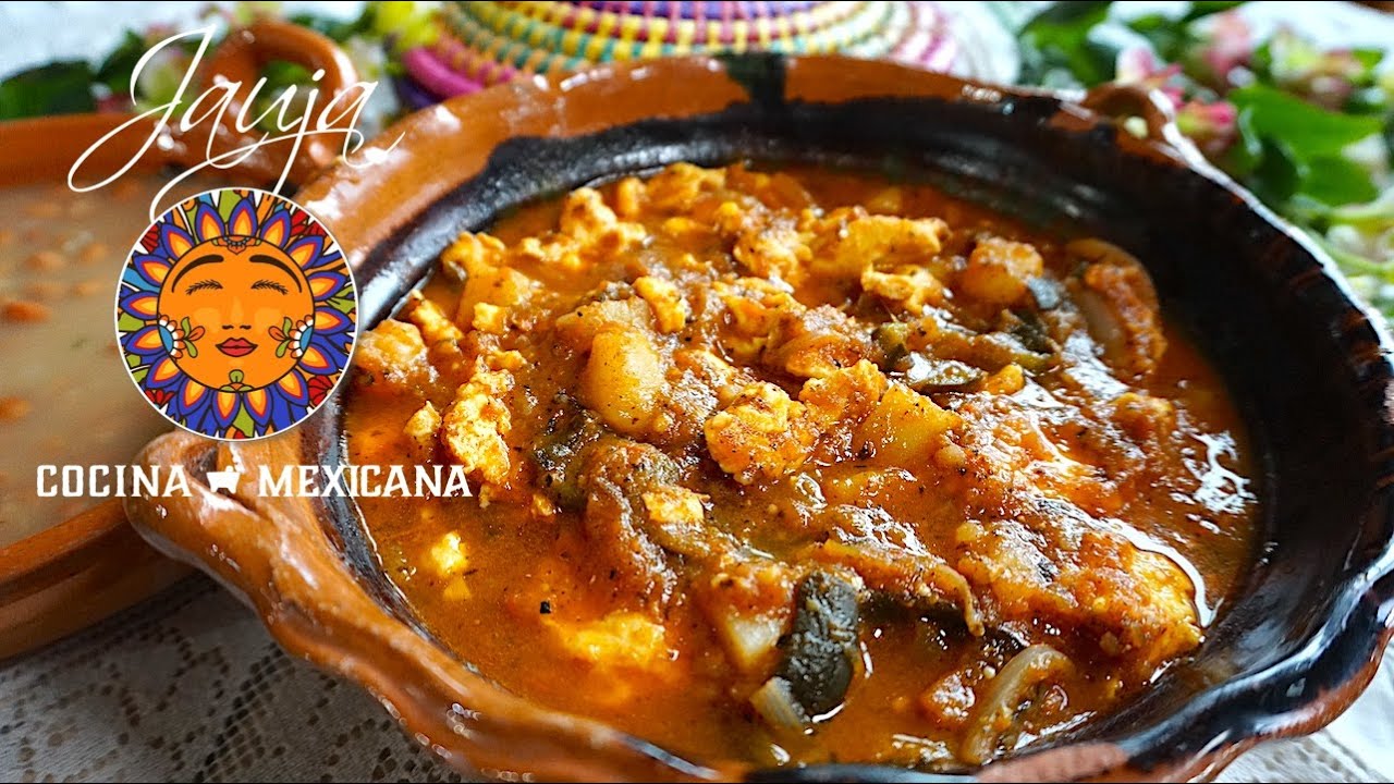 Cazuela de Huevos con Papas en Salsa Roja