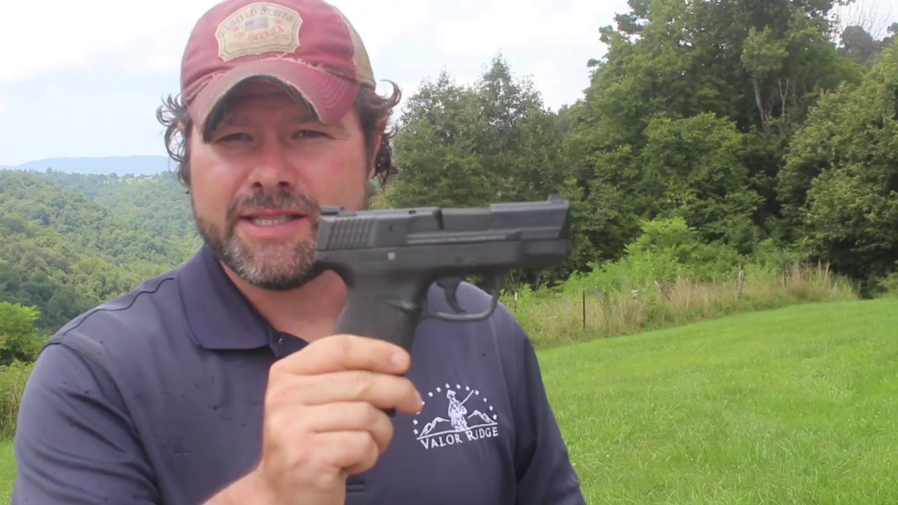 Рид рассматривает S&W .45 Shield