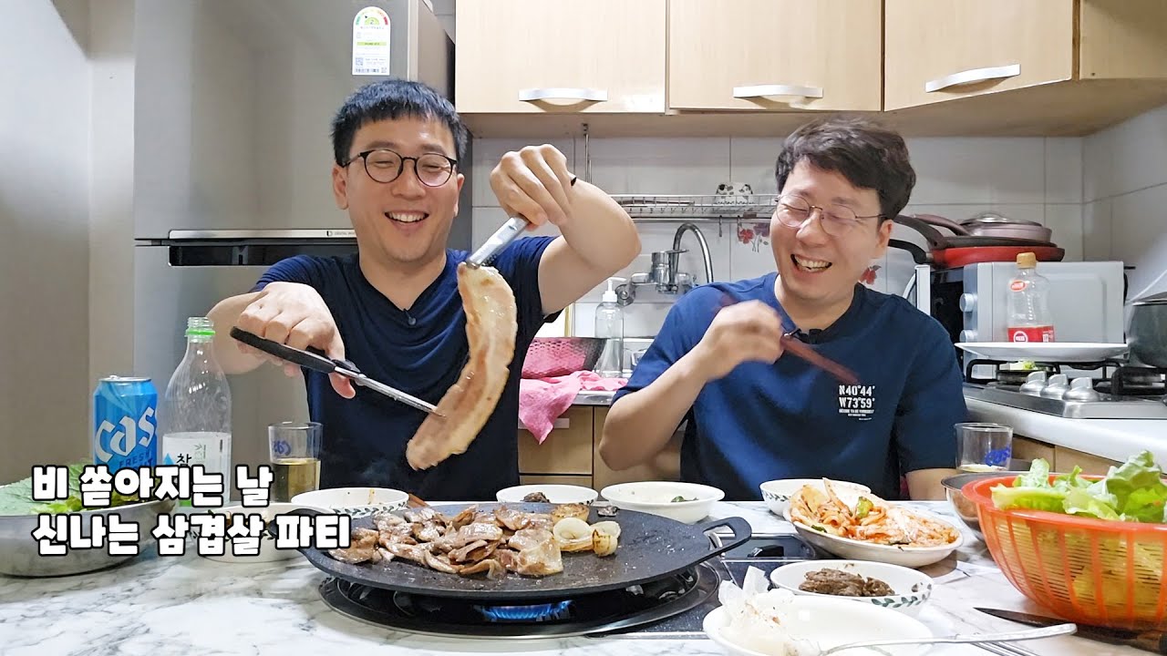 서울에 상경했던 형이 대전 집 온 날 막내아들 집에 모여 어머니랑 같이 삼겹살 고기파티에 한잔했습니다