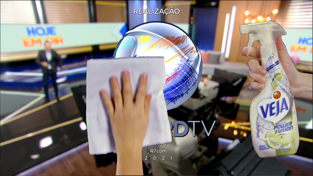 Logo da Record toma banho ao vivo durante o 
