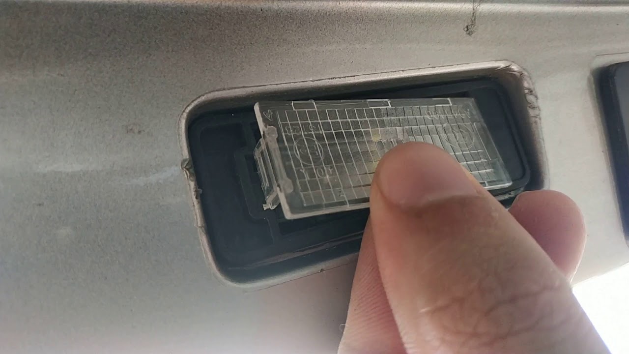 como trocar as lâmpadas da placa do Renault Logan Sandero Duster por LED