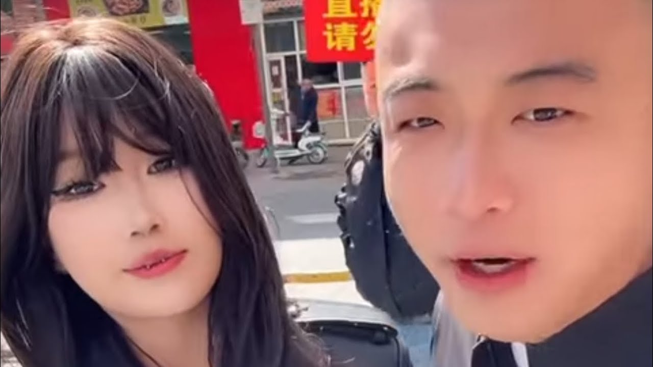 元帅户外搞笑撩情侣  ￼  调情