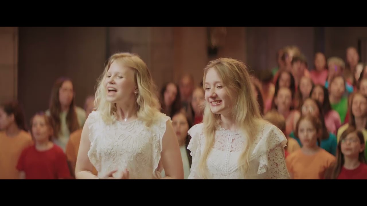 L&rsquo;Hymne &agrave; l&rsquo;amour par 2 jeunes filles,&ndash; Russie et Ukraine unies en chanson avec 200 choristes