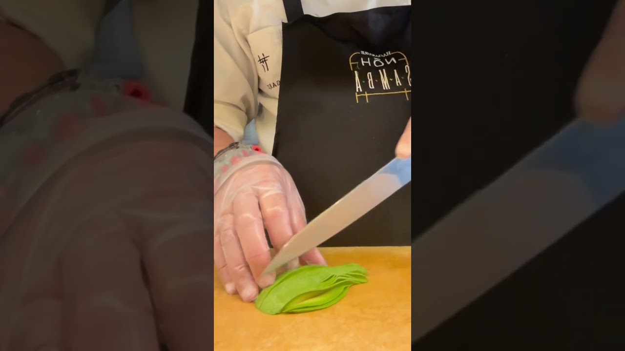 Preparing for pettini avocado per tartara salmone