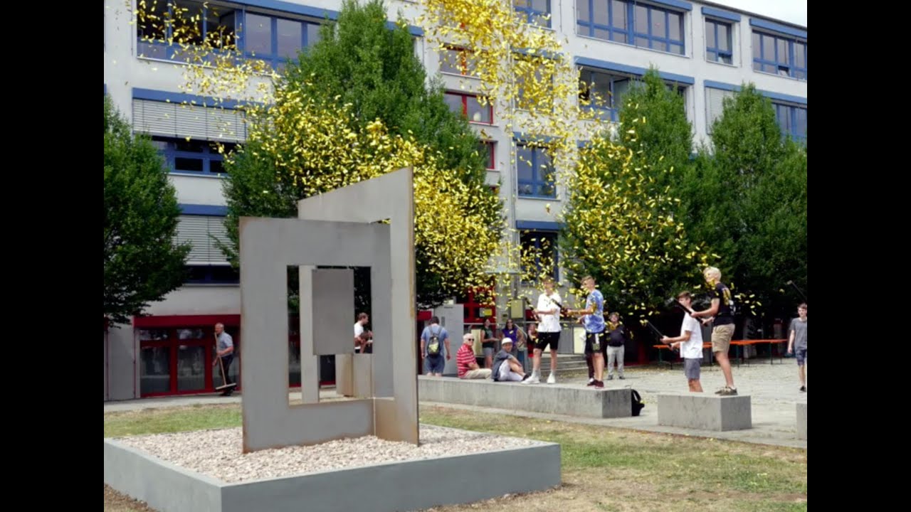 Schulfest zur Enthüllung der Skulptur