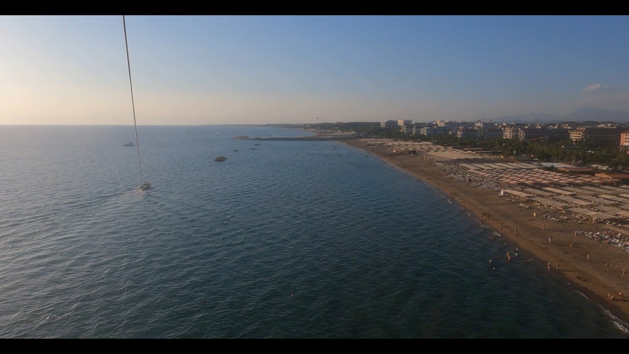 Parasailing an der türkischen Mittelmeerküste im Herbst 2024