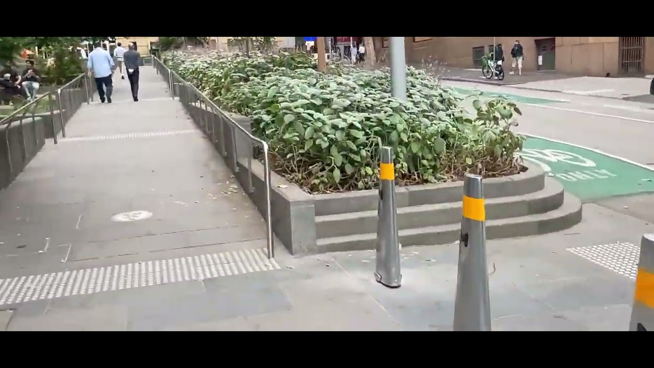 Walking Around Melbourne 