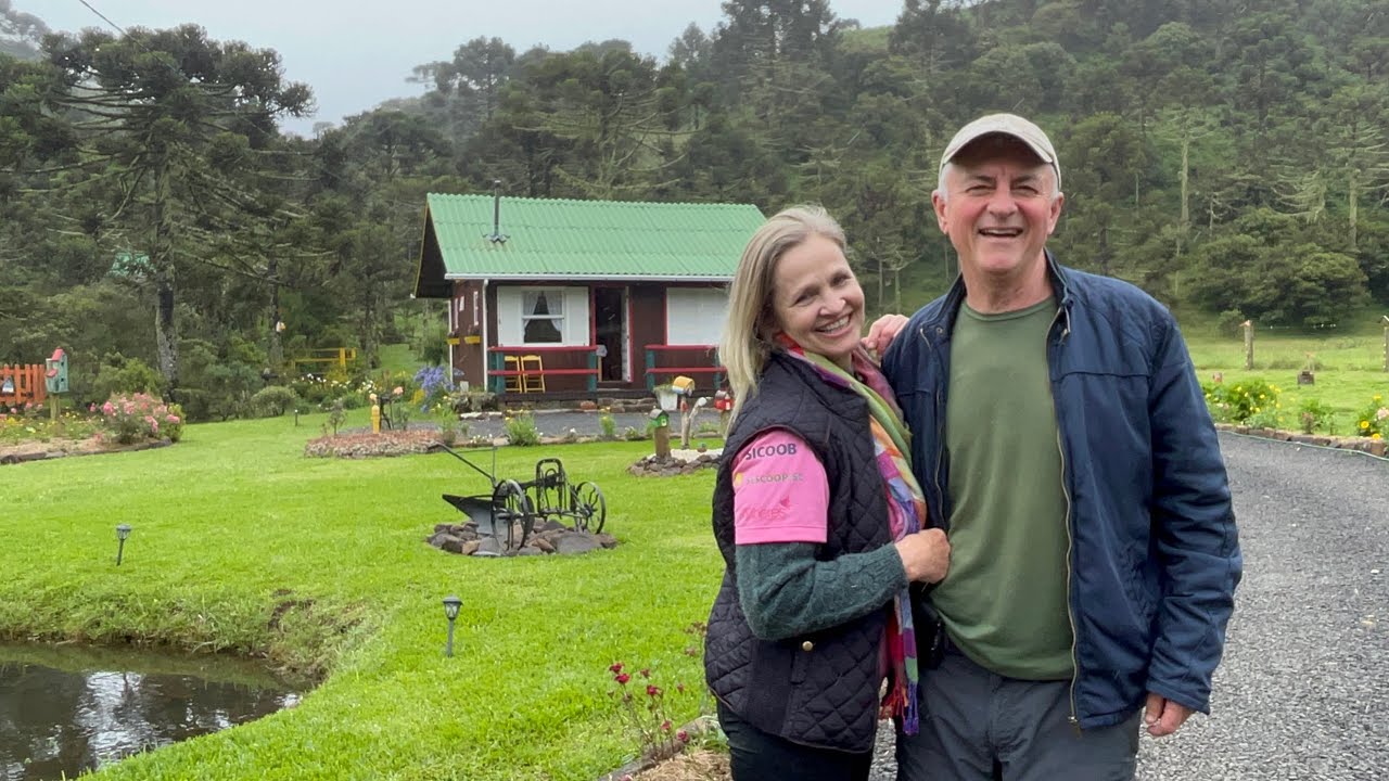 CASAL DEIXOU A CIDADE PRA VIVER NUMA CABANA NO MEIO DO MATO - EDSON E IVANI CHALÉ REFUGIO DAS AGUAS