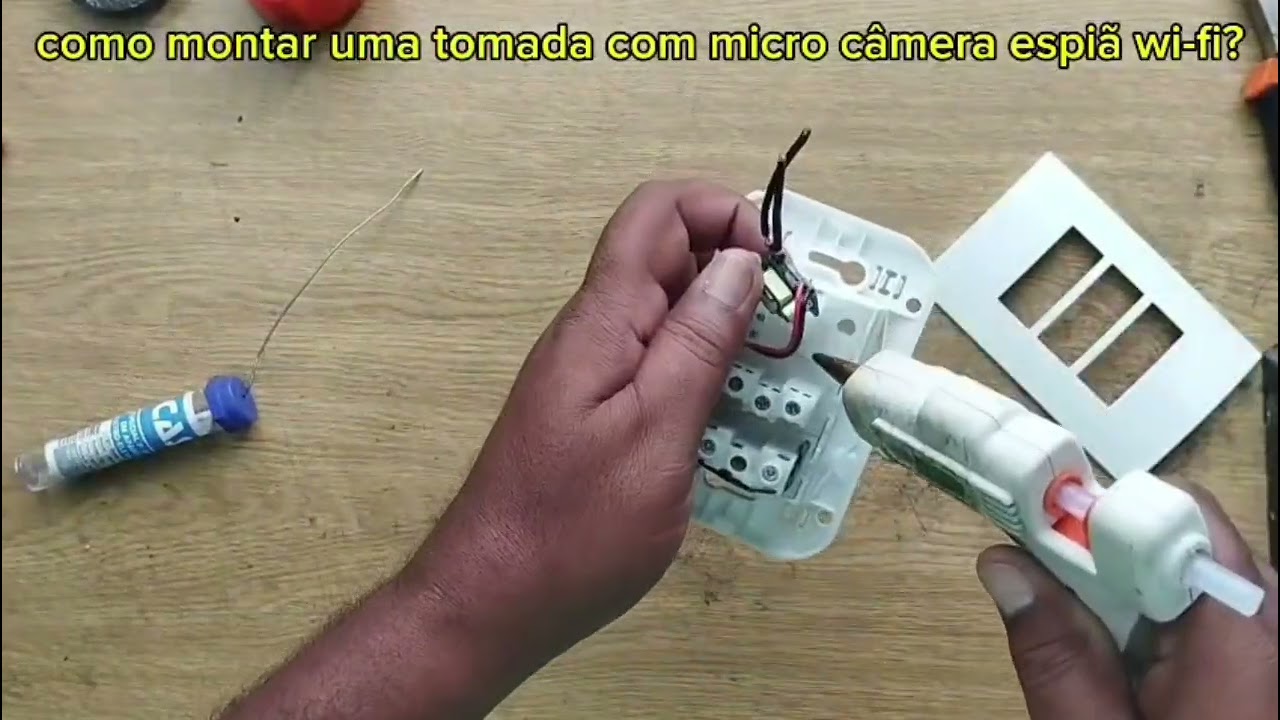 Uma micro câmera espiã wi-fi em uma tomada.
