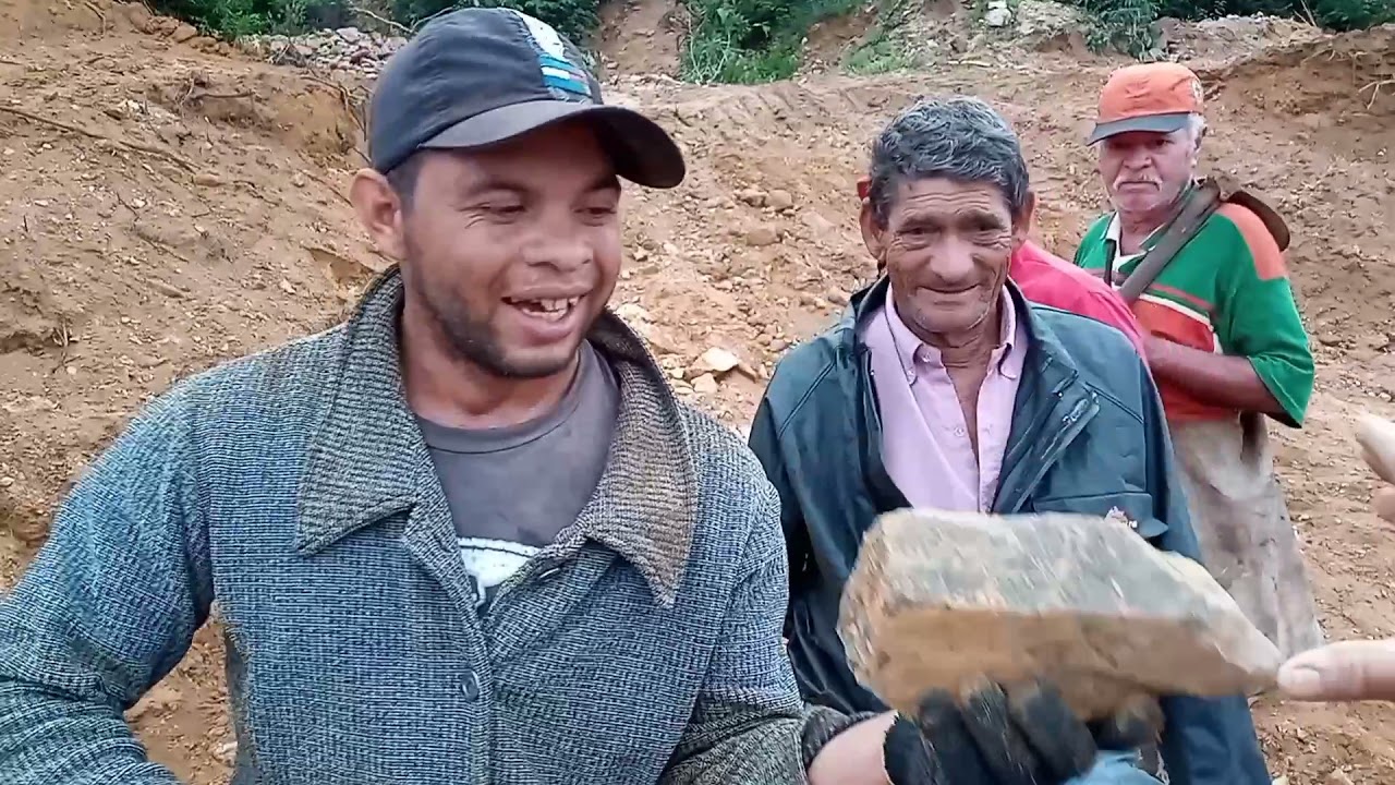 Garimpeiros pegam pedras no Garimpo da cascalheira próximo a vereda seca.(Gentio do Ouro Ba.)