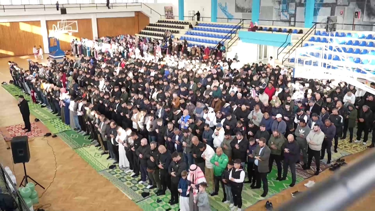 Mijëra besimtarë myslimanë festuan sot Bajramin/ Ylli Gurra flet në Breaking