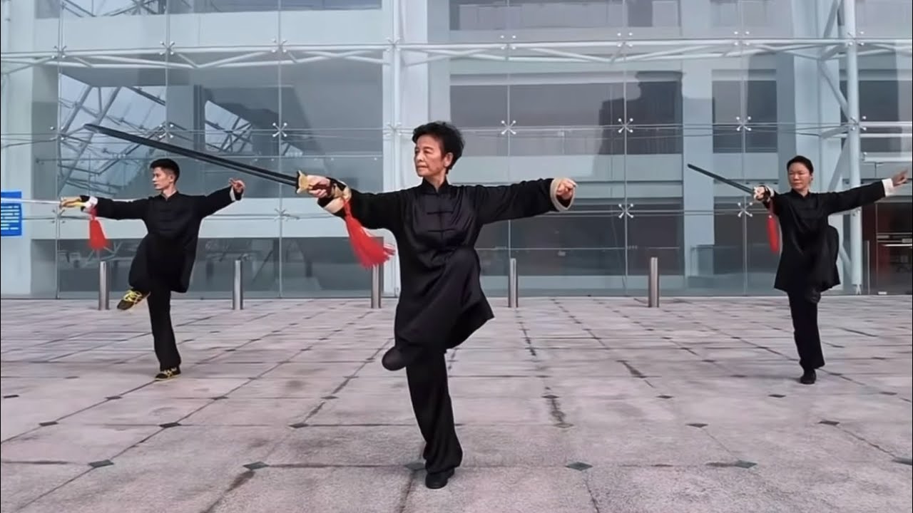 42式太极剑#黄冬梅太極拳教室 興味のある方はぜひ一度見学に来てみて下さい。葛飾区立石にて毎週火曜日，土曜日，日曜教室に行っています連絡先電話080-2485-9956