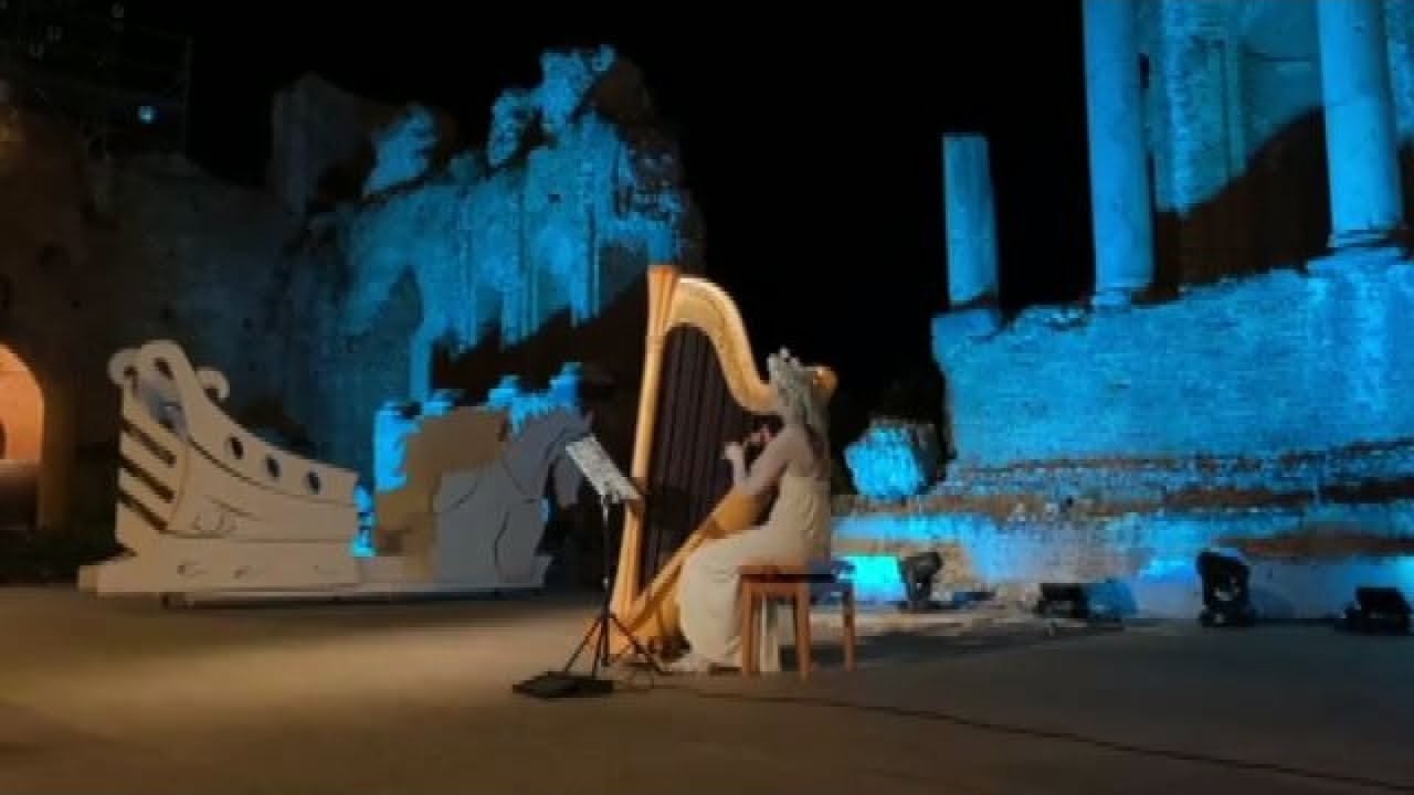 Il risveglio degli dei all'alba al teatro greco di Taormina