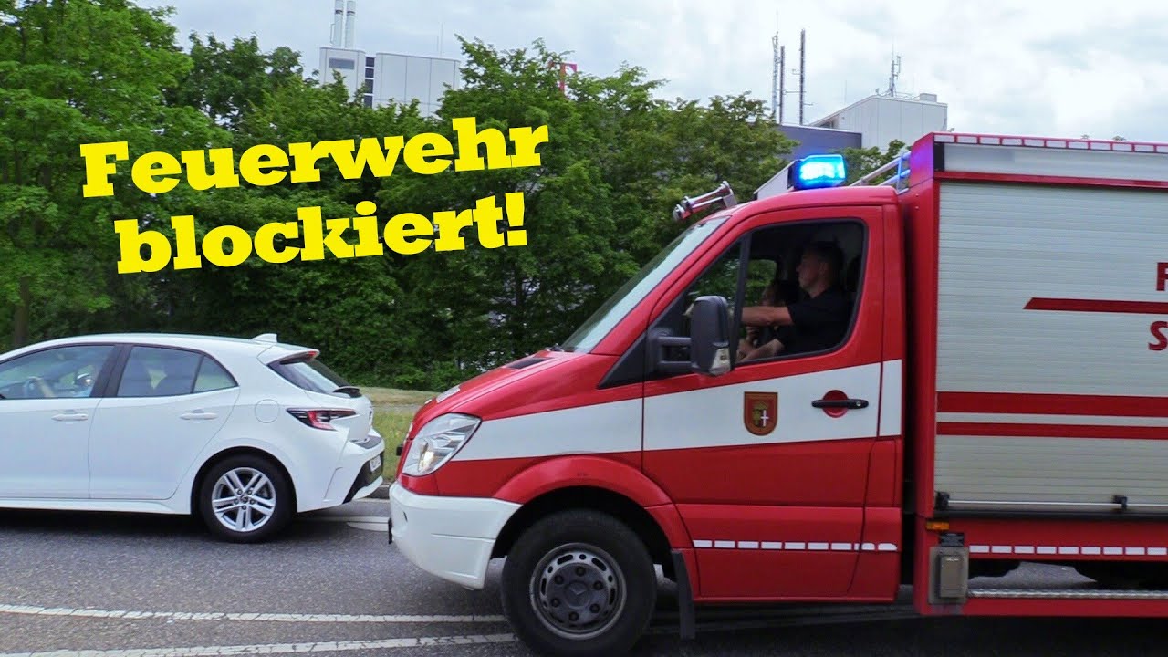 Auf Einsatzfahrt blockiert: Einsatzfahrten der Feuerwehr Neuss - Löschzug + 2x TLF4000 + 2x KEF
