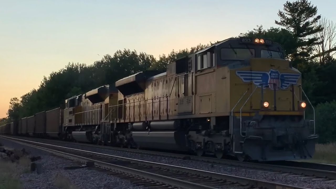Duo of SD70ACe’s at notch 8! EMD howl!