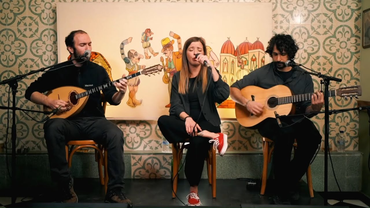 Ιουλία Καραπατάκη -Μαζί σου ξεμυαλίστηκα/θαρρείς και μάγια μου κανες -10 χρόνια Καραγκιόζης Εξάρχεια