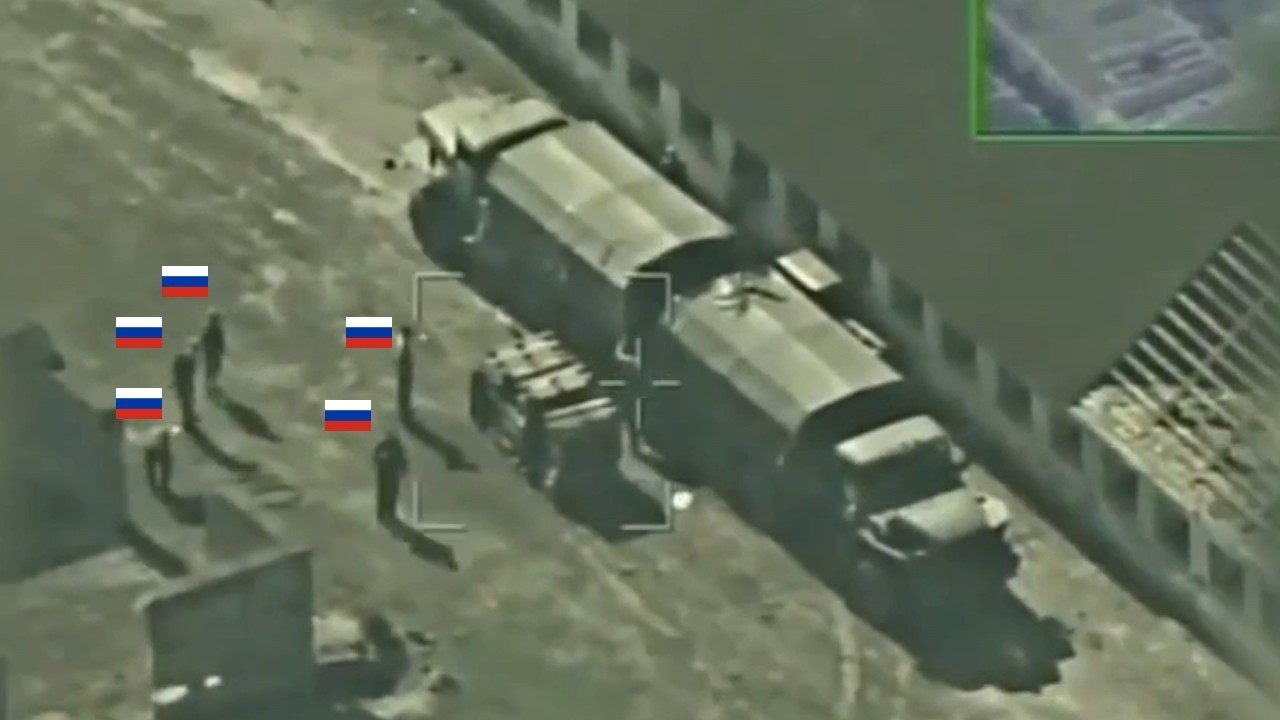 Система HIMARS нанесла удар по российским военным грузовикам, загружающим боеприпасы.