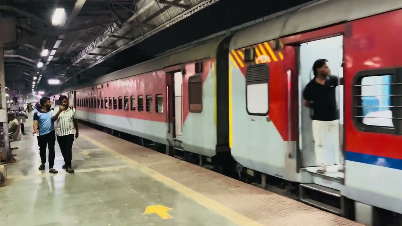 22102 Madurai Mumbai Ltt Weekly SF Express departing from thane with Wag 9 (Hariya bhai) MDU TO LTT