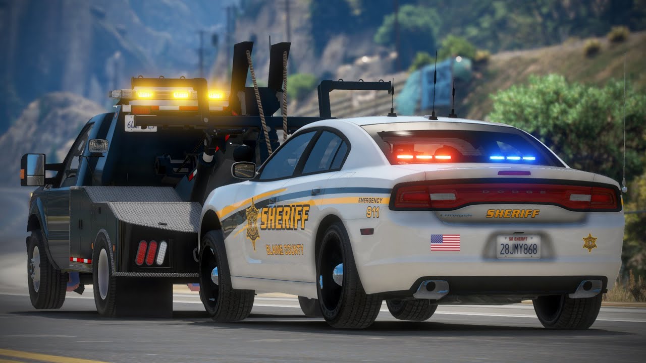 Tow Truck Driver Attempts To Steal Police Cars!