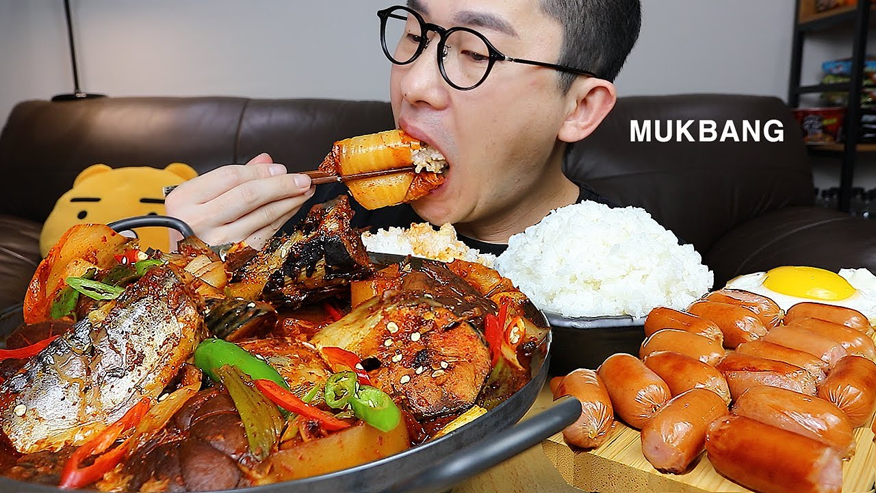 ASMR MUKBANGㅣBraised mackerel kimchi-Jjim & SausageㅣEATING SHOW