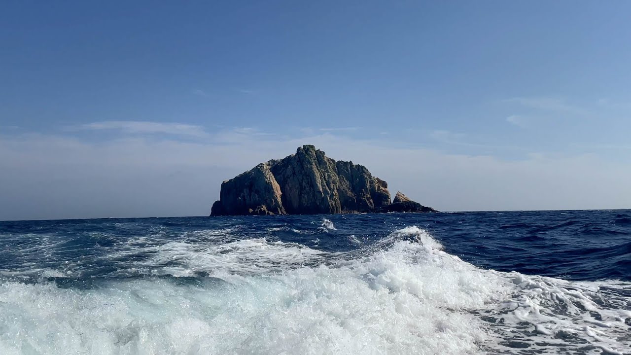 絶海に聳える秘境の無人島へ。時価10万円超の希少高級魚を狙う釣りキャンプ