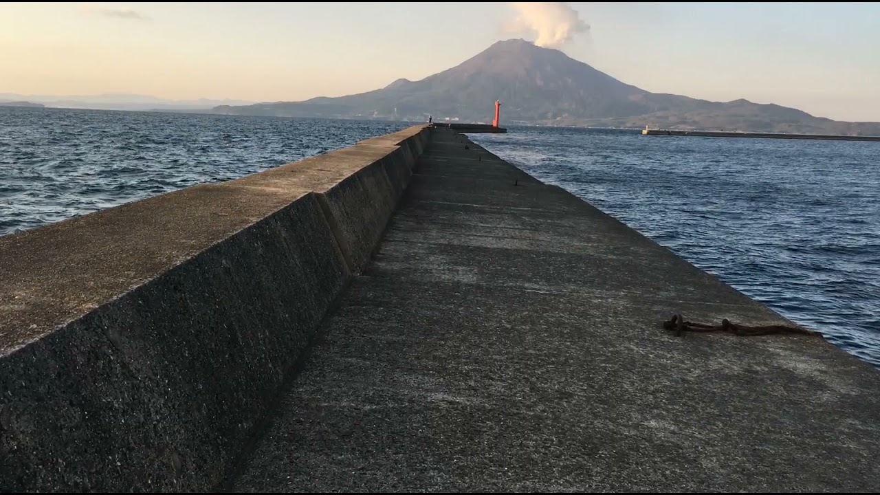 鹿児島県垂水市垂水新港赤堤防を散歩してます。