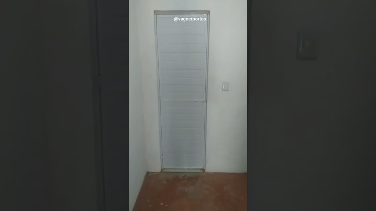 Porta em alum&iacute;nio com pvc para banheiro.