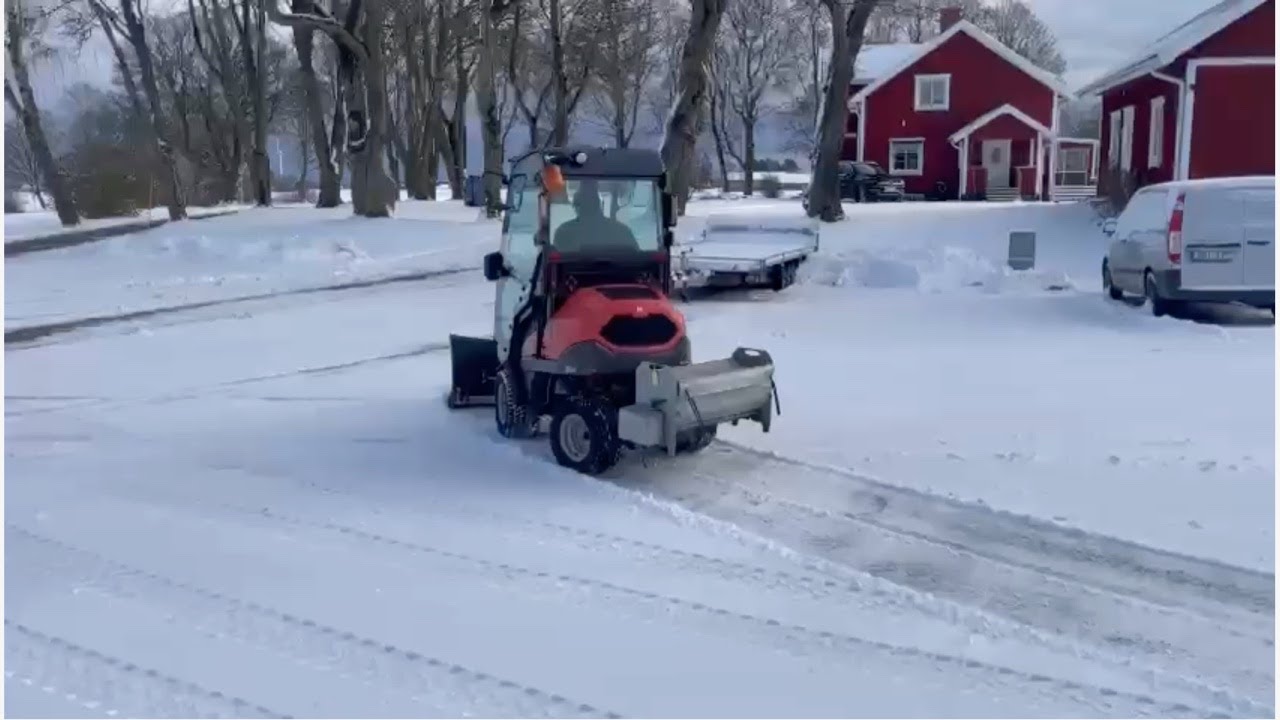 Köp Åkgräsklippare med vikplog & sandspridare Husqvarna P525 på Klaravik