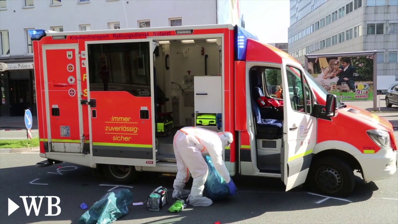 Rettungswagen in Bielefeld verunglückt: Corona- Verdachtsfall an Bord