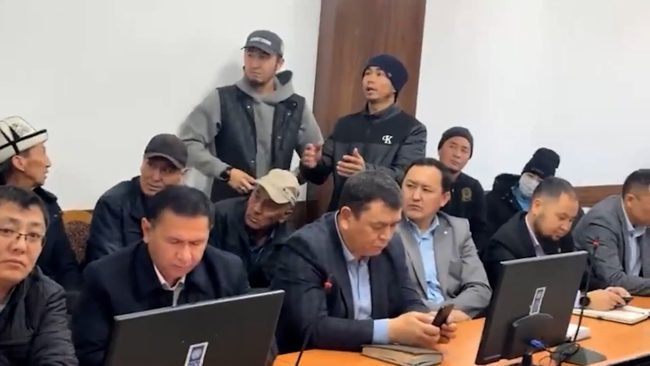 Керме-Тоо айылынын жашоочулары суу, жарык жоктугуна нааразычылыгын билдирип,шаар мэриясына чогулушту