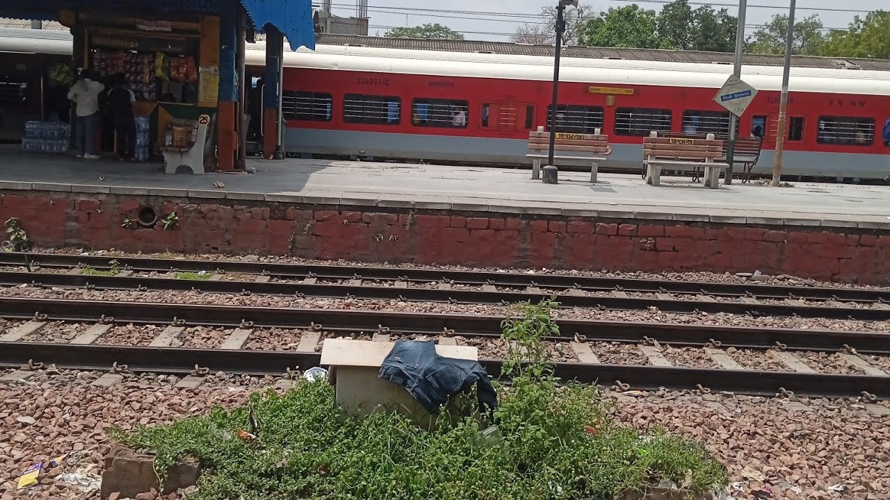 दिल्ली से लखनऊ जाने वाली शताब्दीट्रेन
