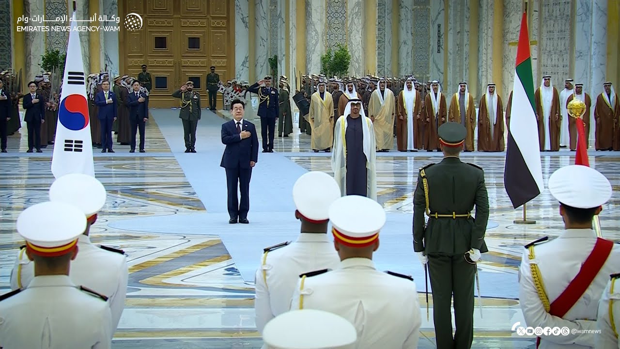 أقيمت له مراسم استقبال رسمية / رئيس الدولة يستقبل الرئيس الكوري في قصر الوطن
