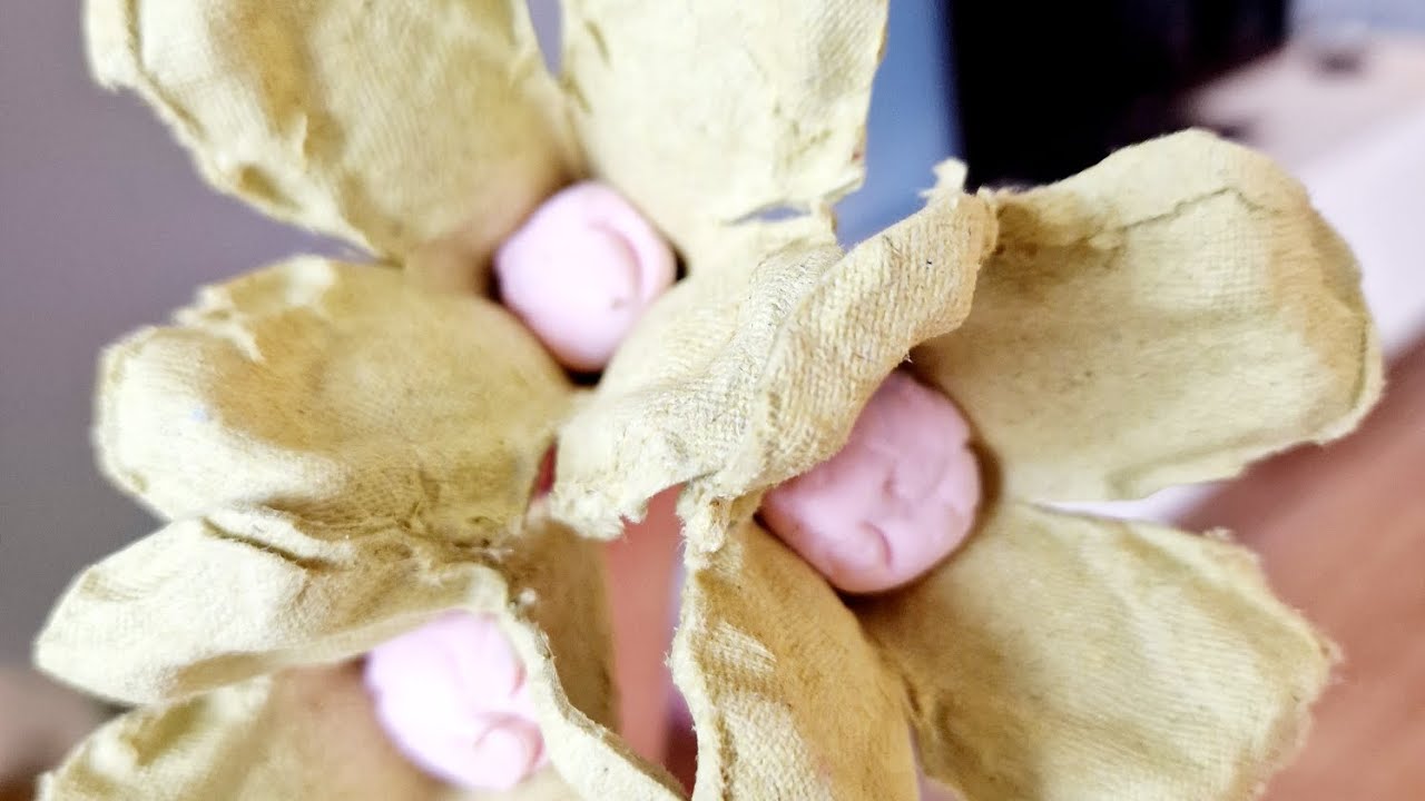 Upcycled flowers / Gėlės iš kiaušinių dėžutės dėklo
