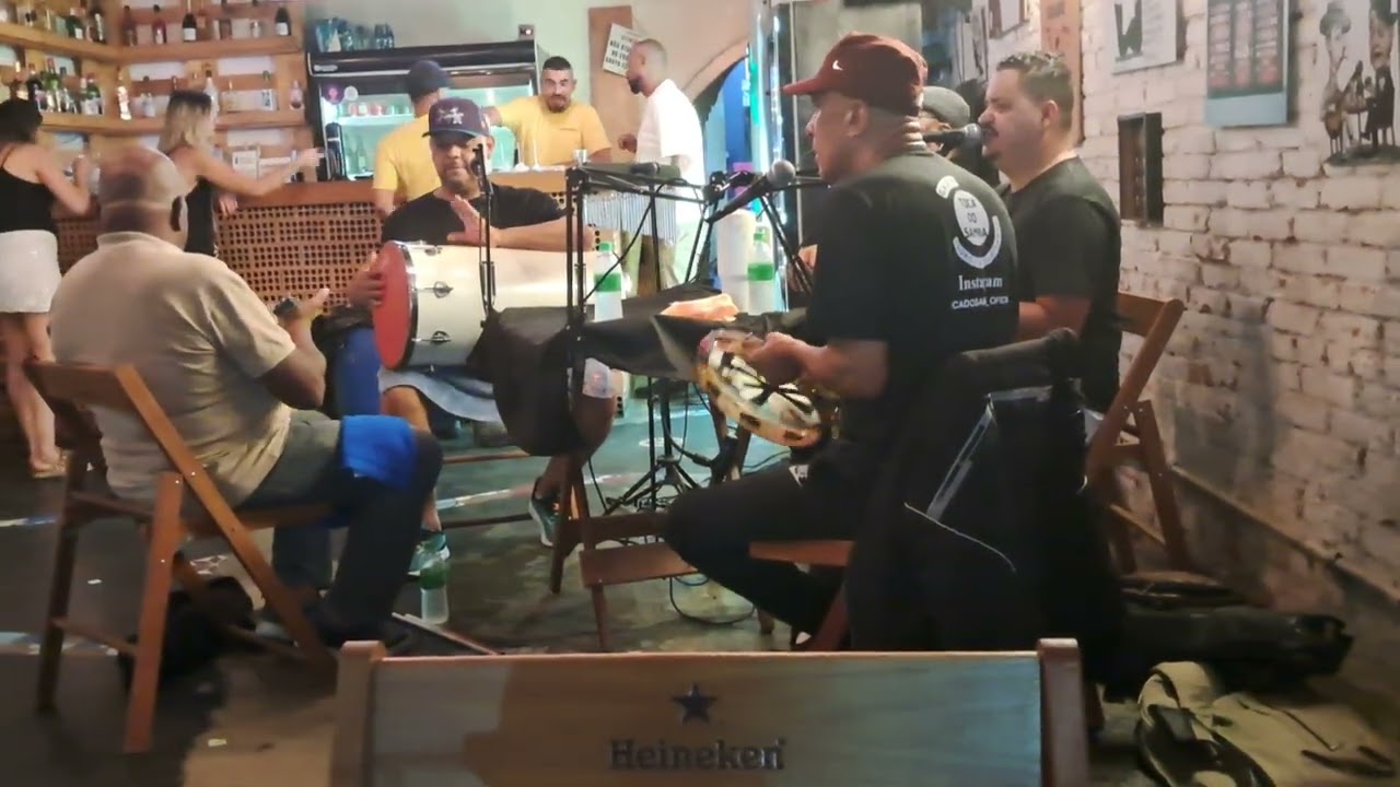 Hoje meu  sextou fui com meus pais prestigiar o grupo a toca do samba no Oh madalena part4