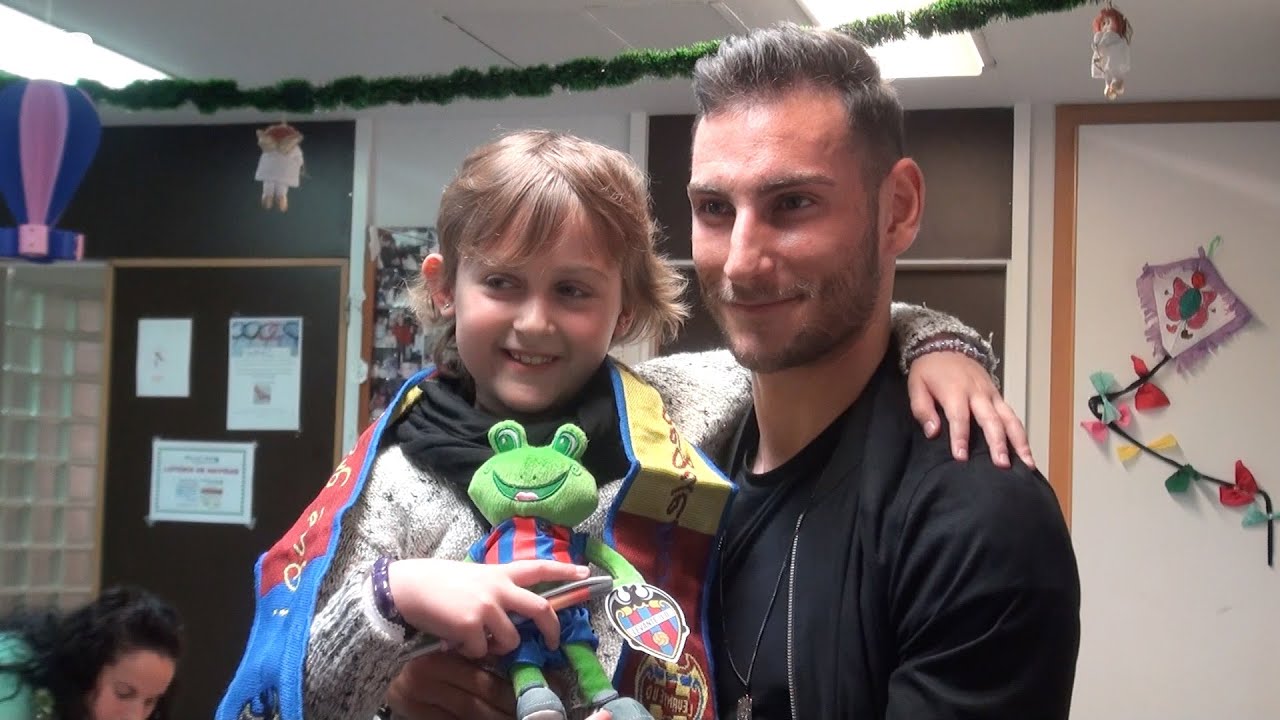 Los jugadores y jugadoras visitan a los niños ingresados en el Hospital Clínico